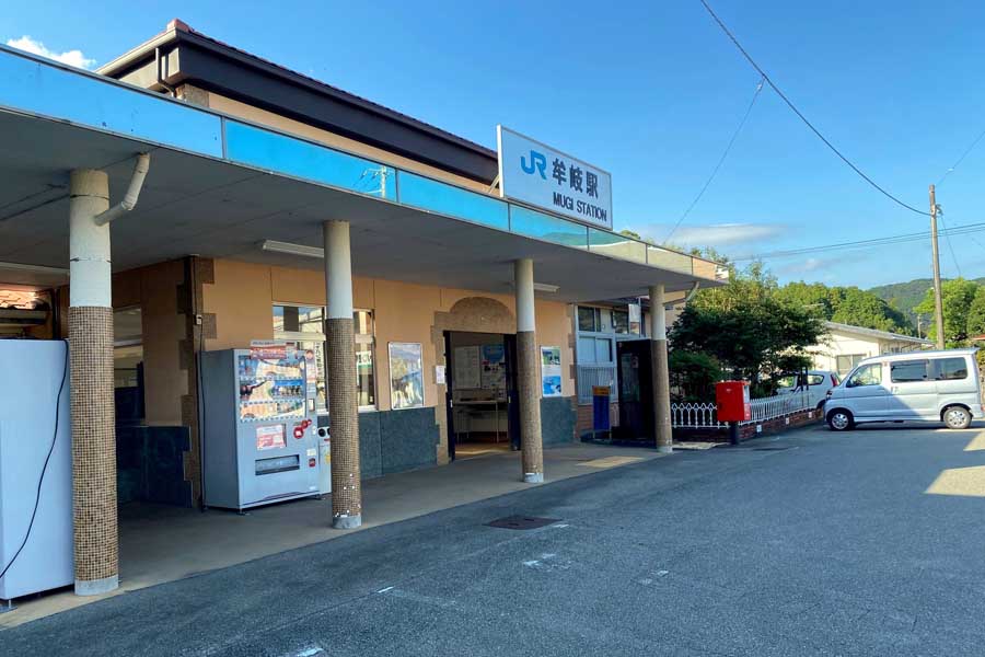 タクシー乗り場の白線が消えかかっているJR牟岐駅前ロータリー（画像：高田泰）