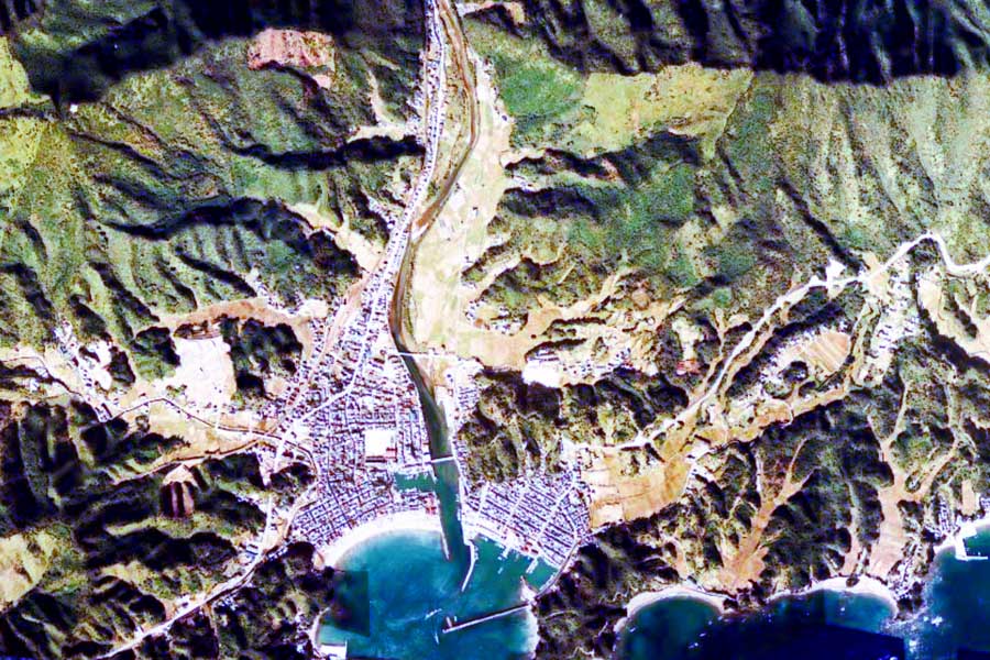 1975年頃の牟岐駅周辺の航空写真（画像：国土地理院）