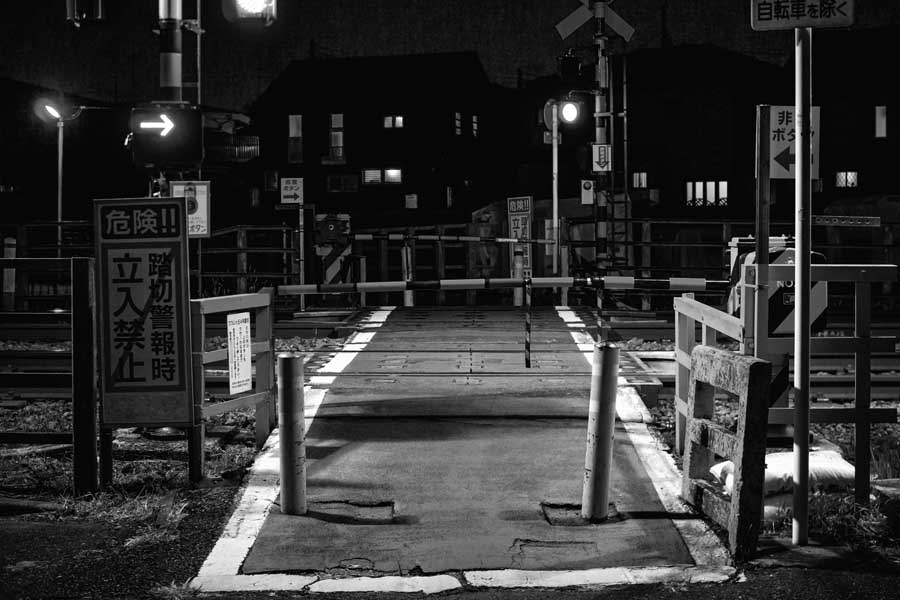 夜の踏切（画像：写真AC）