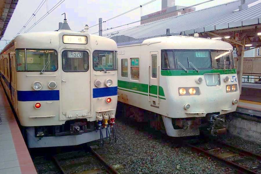 下関駅で並ぶJR九州車（左）とJR西日本車。2014年8月20日撮影（画像：大塚良治）