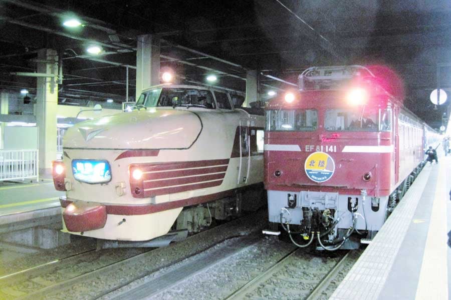 金沢駅に並んだ「能登」と「北陸」。2010年1月31日撮影(画像:大塚良治)