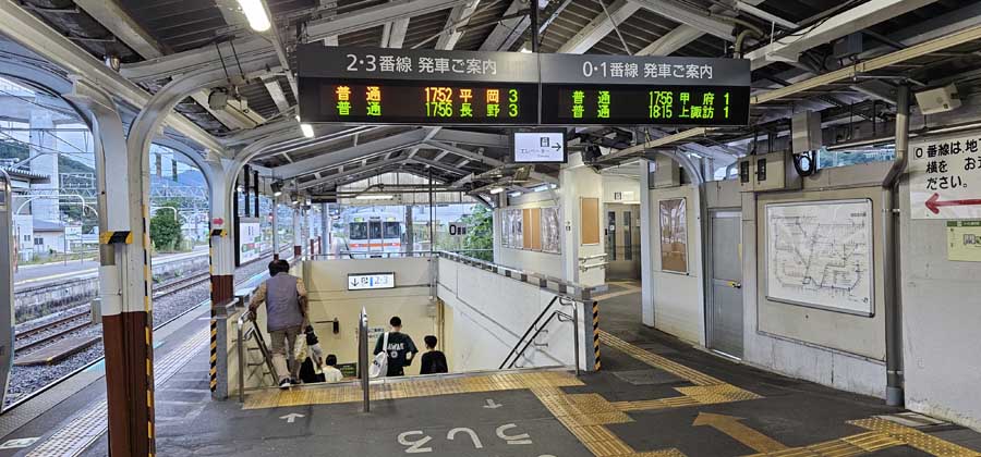 岡谷駅1番線に停車中のJR東海車。2023年9月4日撮影（画像：大塚良治）