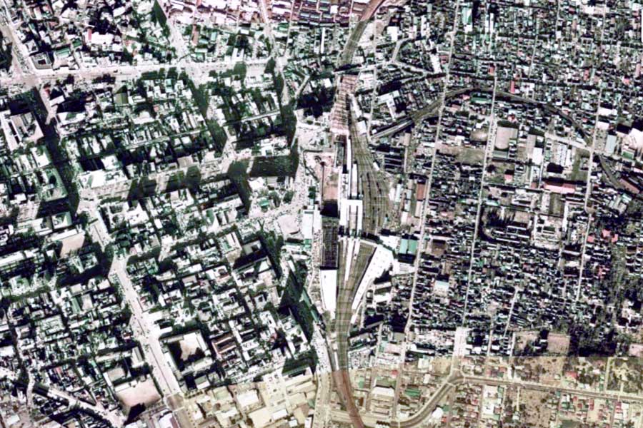 1975年頃の「仙台駅」周辺の航空写真（画像：国土地理院）