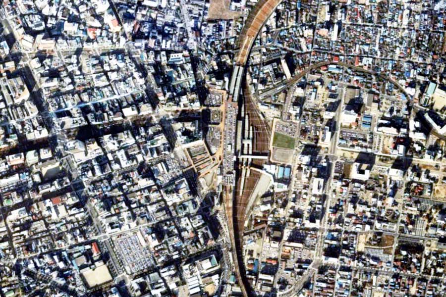 1985年頃の「仙台駅」周辺の航空写真（画像：国土地理院）