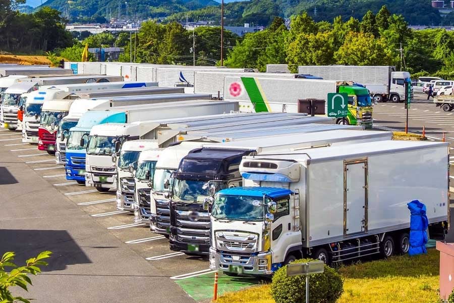 サービスエリアに停車するトラック(画像:写真AC)