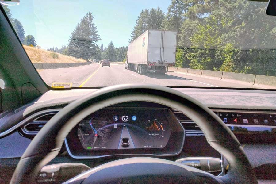 テスラのオートパイロットが先行車との車間距離をコントロールし、車線の中央を走行する渋滞走行（画像：イアン・マドックス）