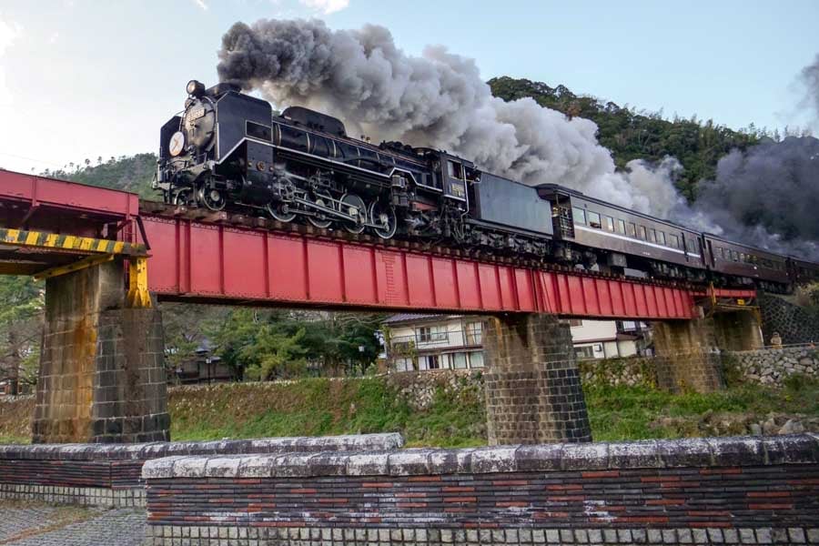 津和野大橋を渡るSLやまぐち号(画像:写真AC)