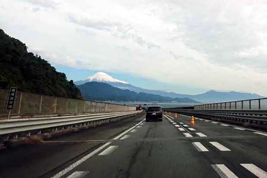 東名下り線。由比PA近郊は駿河湾と富士山の雄大な景色を楽しめる(画像:都野塚也)