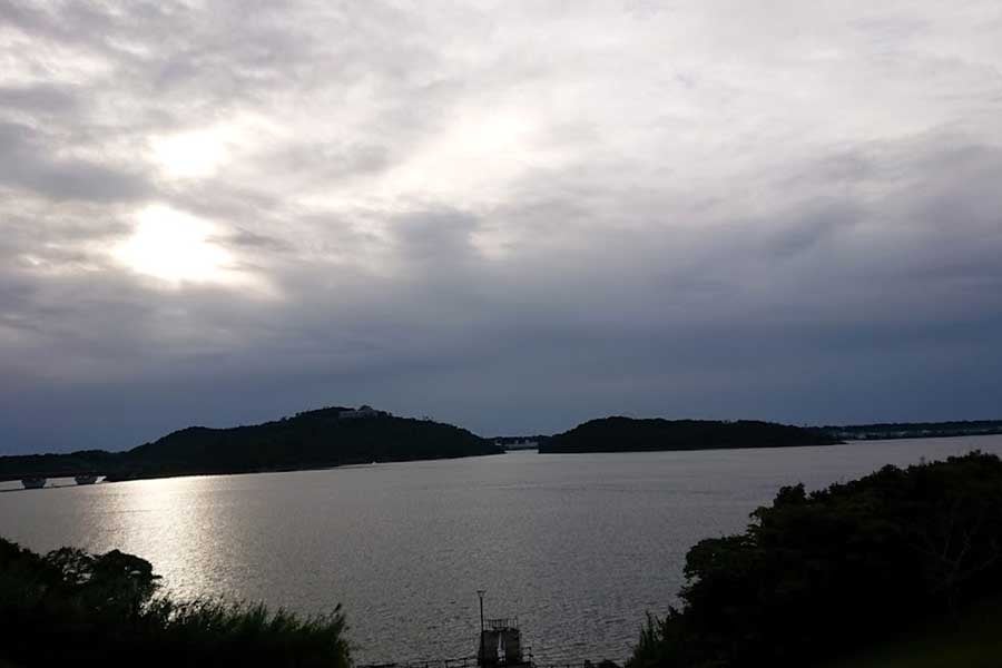 東名。浜名湖SAでは浜名湖の景色を眺めることができる(画像:都野塚也)