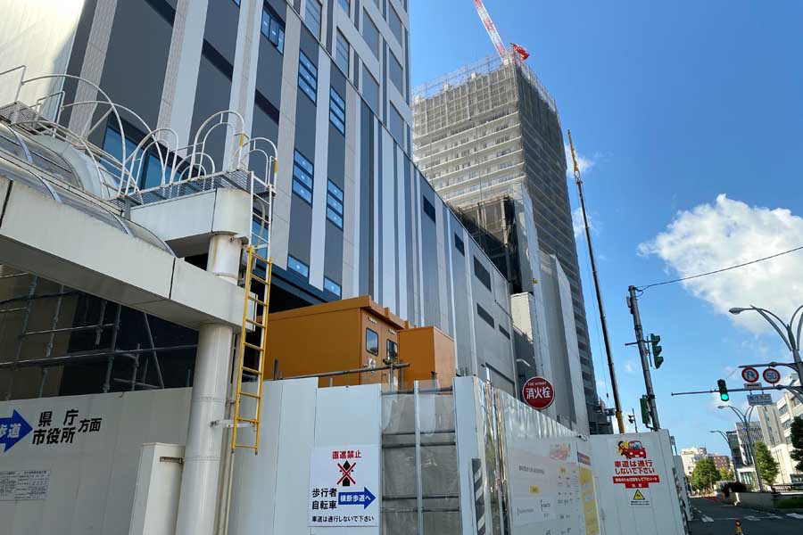 福井駅西口の三角地帯で進む再開発工事（画像：高田泰）