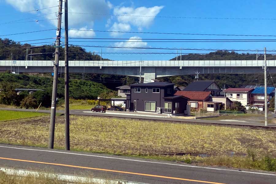 敦賀市内を走る北陸新幹線の高架（画像：高田泰）