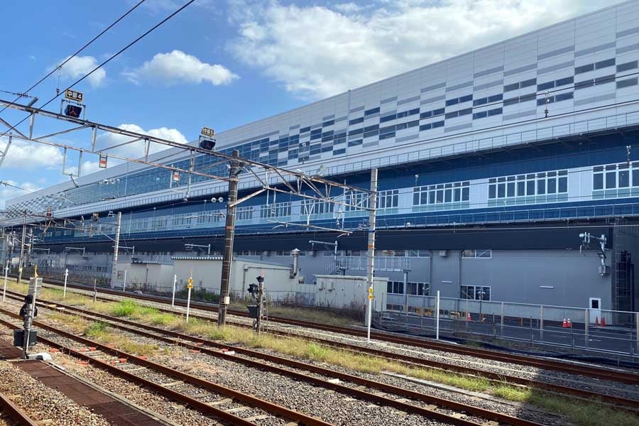 敦賀駅に現れた巨大な新駅舎（画像：高田泰）