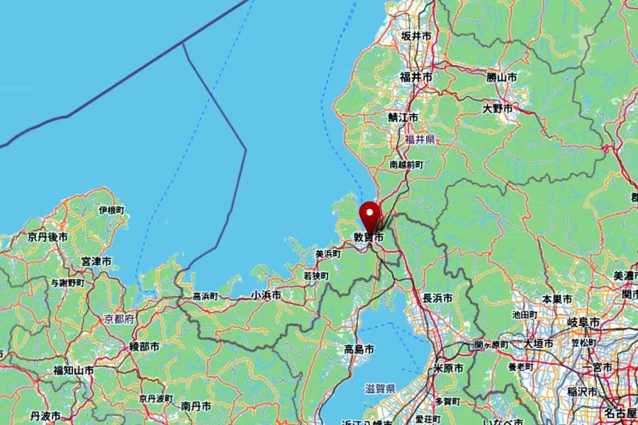 敦賀市との位置関係（画像：OpenStreetMap）