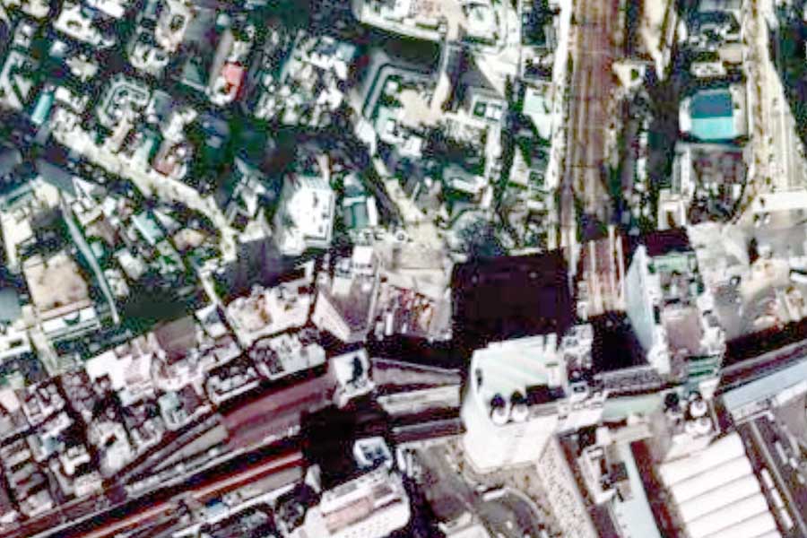 1975年頃の「スクランブル交差点」周辺の航空写真（画像：国土地理院）