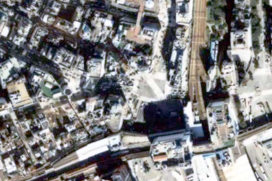 1990年頃の「スクランブル交差点」周辺の航空写真（画像：国土地理院）