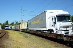 鉄道でトラックごと輸送 一世を風靡した「ピギーバック輸送」は2024年問題の助っ人になれるか？
