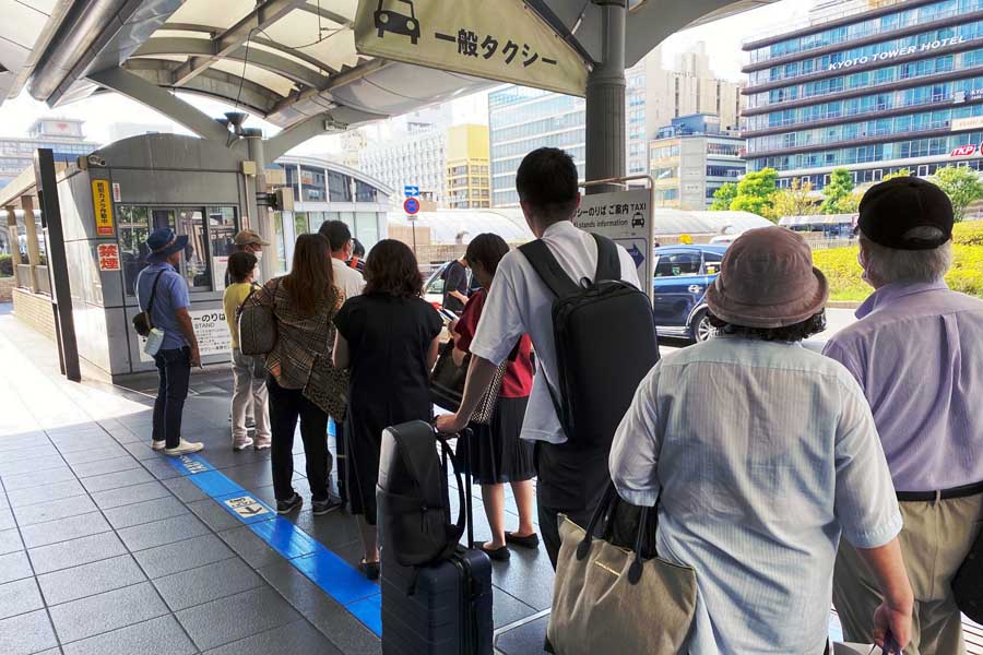 JR京都駅前で見られるタクシー待ちの長い列。2023年8月撮影（画像：高田泰）