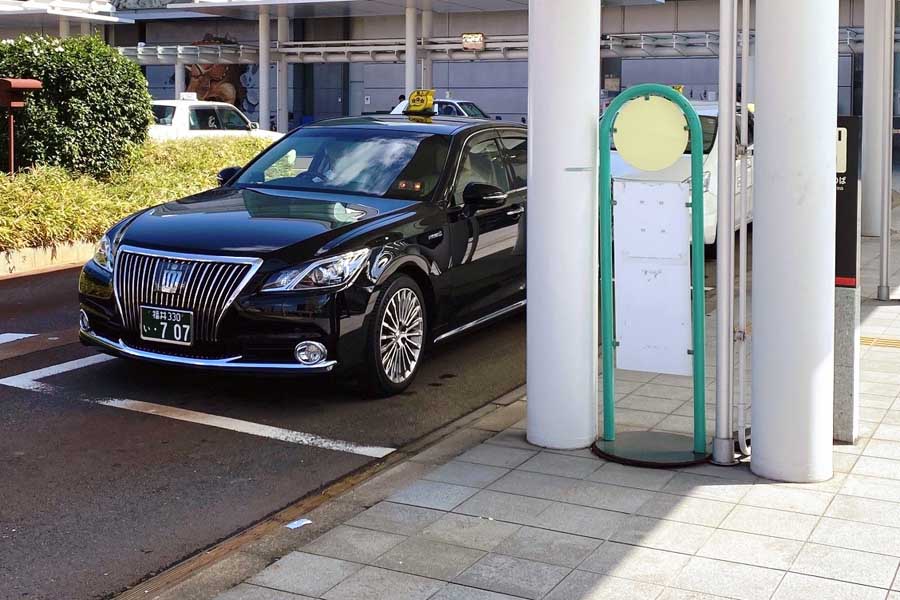 JR福井駅前で客待ちするタクシー（画像：高田泰）