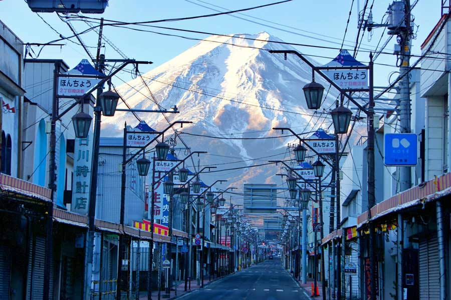 富士山をバックに写真を撮れる本町2丁目交差点（画像：写真AC）