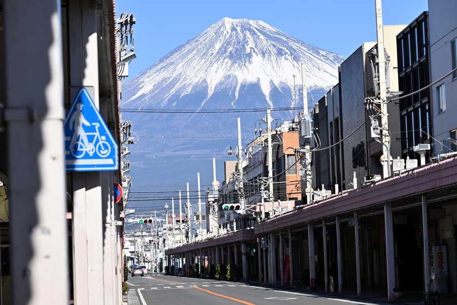 富士山をバックに写真を撮れる本町2丁目交差点（画像：写真AC）