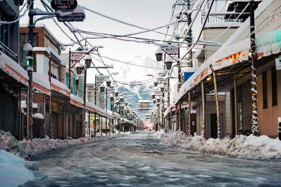 富士山をバックに写真を撮れる本町2丁目交差点（画像：写真AC）