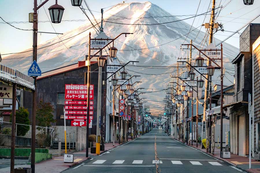 富士山をバックに写真を撮れる本町2丁目交差点（画像：写真AC）