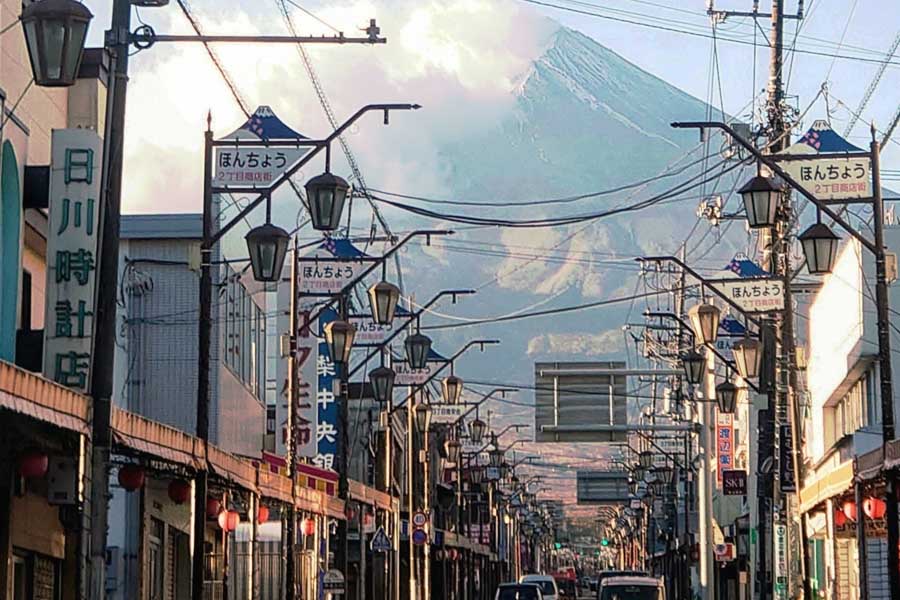 富士山をバックに写真を撮れる本町2丁目交差点（画像：写真AC）