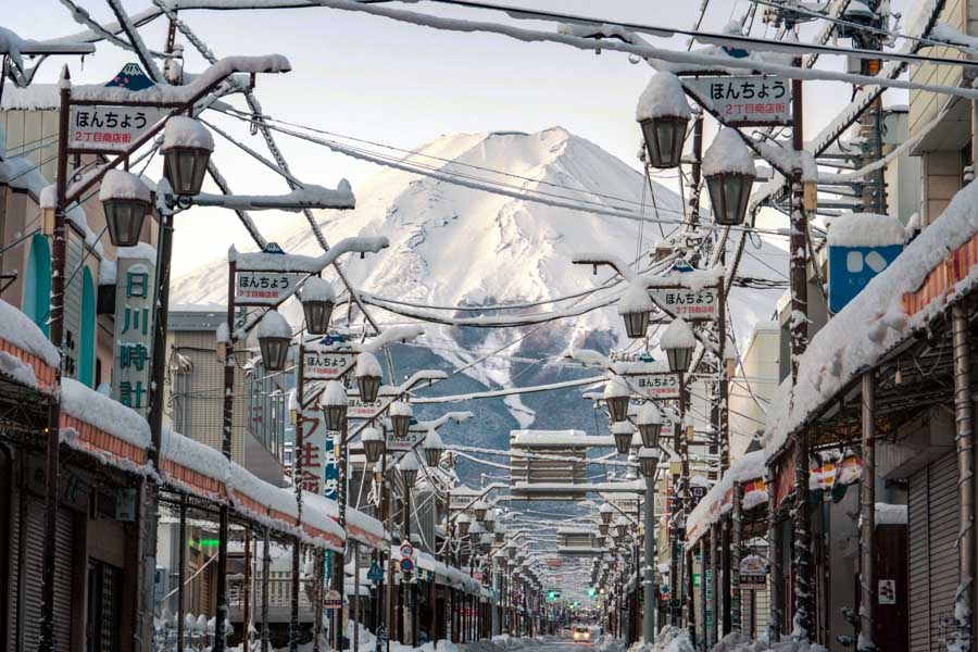 富士山をバックに写真を撮れる本町2丁目交差点（画像：写真AC）