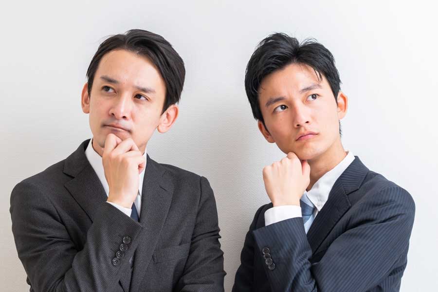 考える上司と部下のイメージ（画像：写真AC）