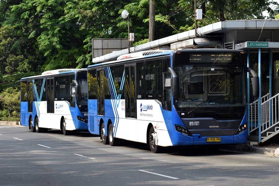 スカニア製のトランスジャカルタのバス。大型車はスカニア、ボルボ、ベンツが大半を占めている（画像：高木聡）