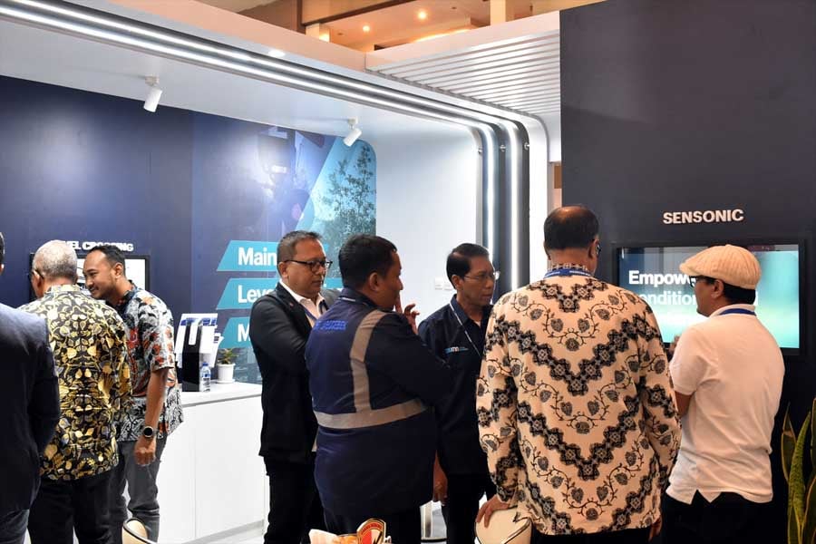 毎年開催されるインドネシア最大の鉄道見本市、Rail Tech Indonesiaは、ローカル企業以外では、大半をヨーロッパ企業に占められている。スタッフに案内され、ドイツの通信メーカーの説明を聞き入るKAI社長（画像：高木聡）