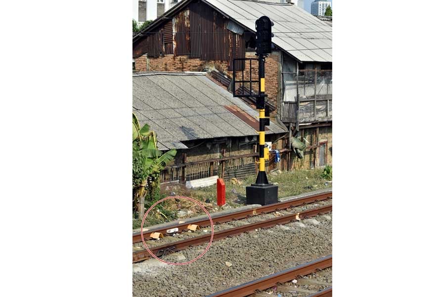 信号機とアクセルカウンター(赤丸の部分)。インドネシアの鉄道信号はシーメンスの独壇場である（画像：高木聡）