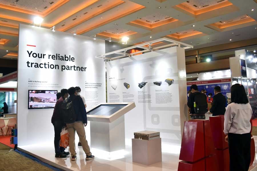 TechのABBブース。シュタドラーが通勤電車案件を受注した場合の電機品納入メーカーと目されていた（画像：高木聡）