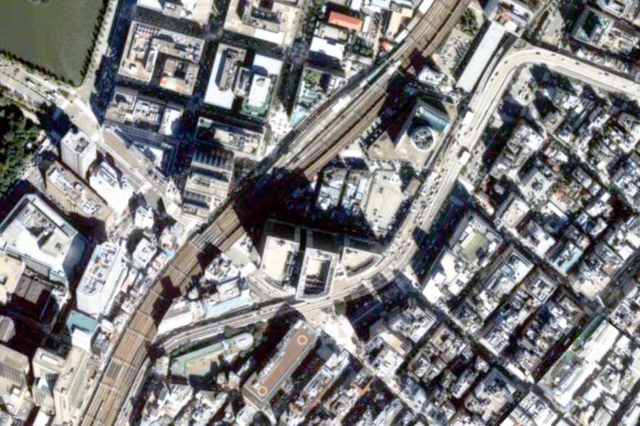 1990年頃の「東京高速道路」周辺の航空写真。有楽町駅付近（画像：国土地理院）