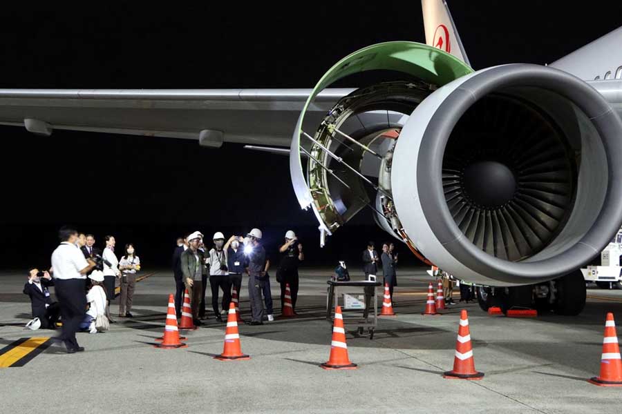 夜の飛行機見学会では飛行機ファンが集まった（画像：川合万太郎）
