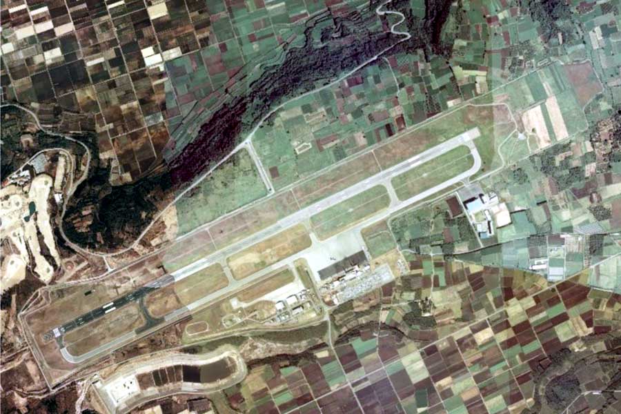 1975年頃の「熊本空港」周辺の航空写真（画像：国土地理院）