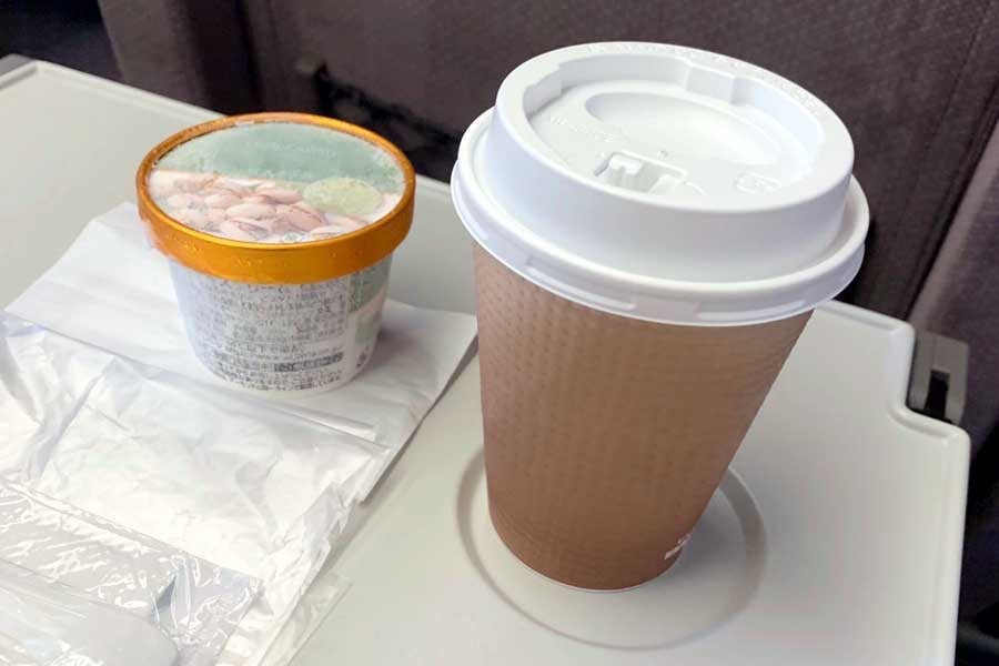 新幹線で飲むコーヒーとアイスのイメージ（画像：写真AC）