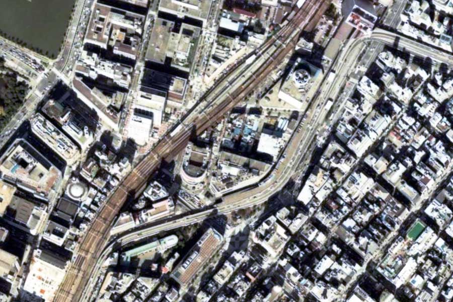 1980年頃の「東京高速道路」周辺の航空写真。有楽町駅付近（画像：国土地理院）