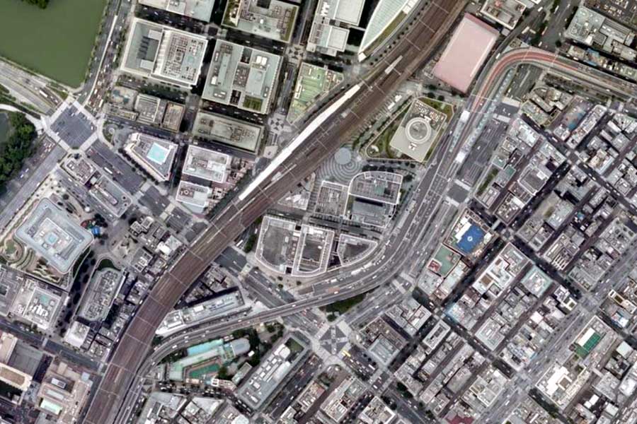 現在の「東京高速道路」周辺の航空写真。有楽町駅付近（画像：国土地理院）