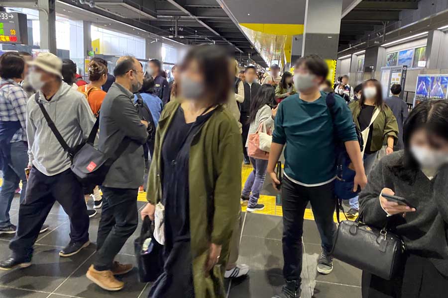 嵯峨野線の乗客がホームを埋め尽くした京都駅（画像：高田泰）