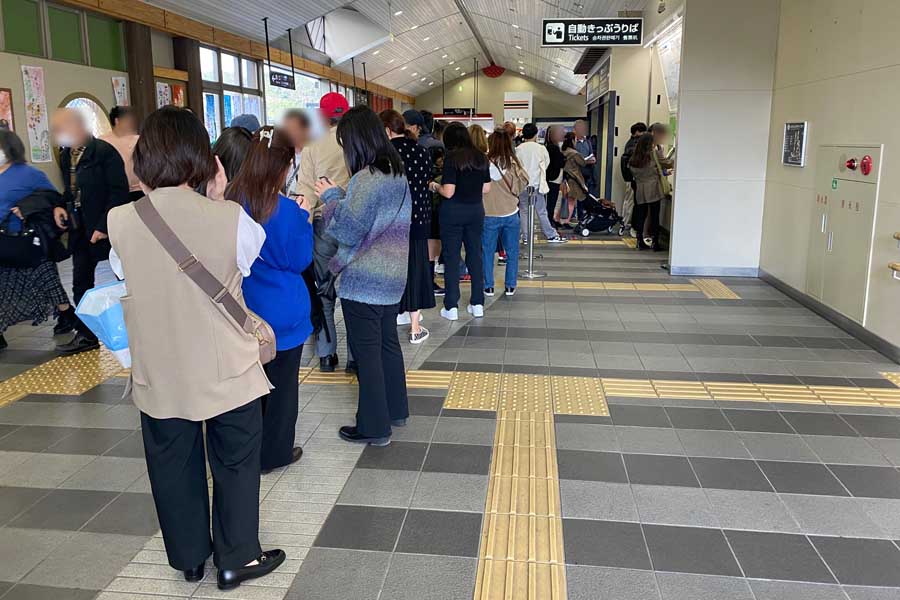 乗車券売り場に長蛇の列ができた嵯峨嵐山駅（画像：高田泰）
