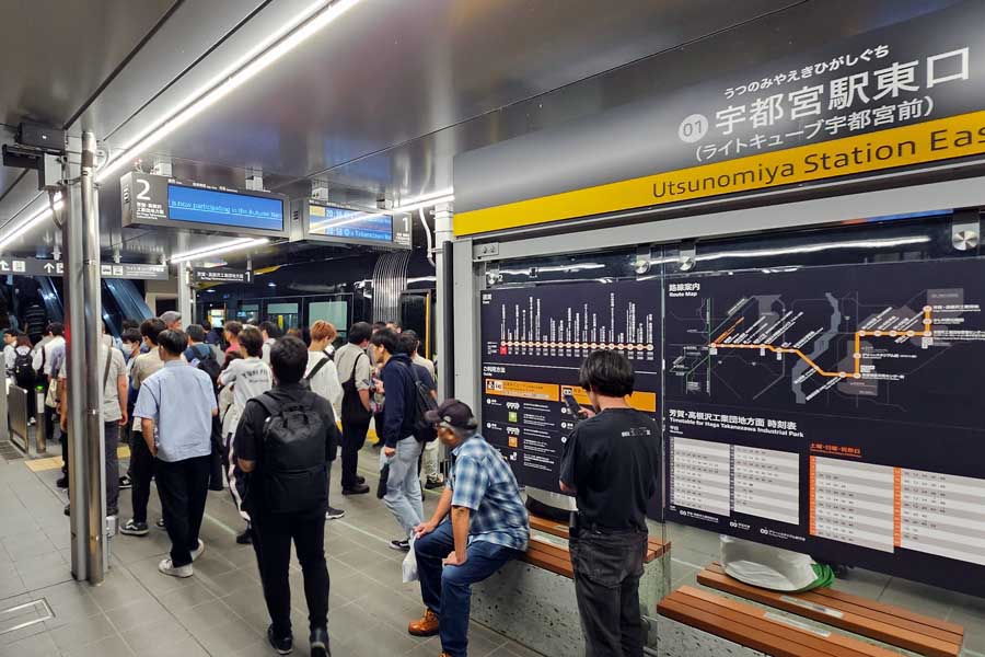 平日20時30分すぎの宇都宮駅東口停留所(画像:大塚良治)