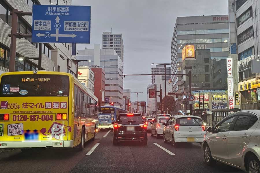 平日17時頃の幹線道路・駅前大通り(宇都宮市)(画像:大塚良治)