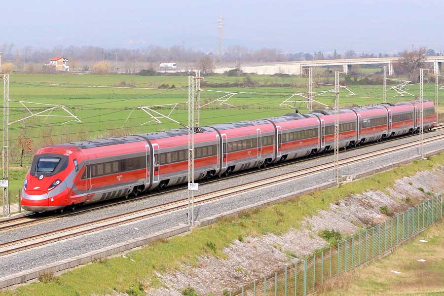 イタリアの高速列車フレッチャロッサは新幹線「のぞみ」と同様、最速列車のブランドとして定着した（画像：橋爪智之）
