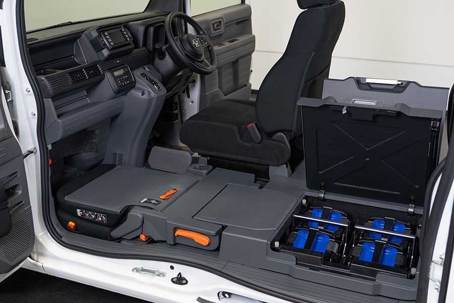 交換式バッテリーを搭載した車内（画像：本田技研工業）