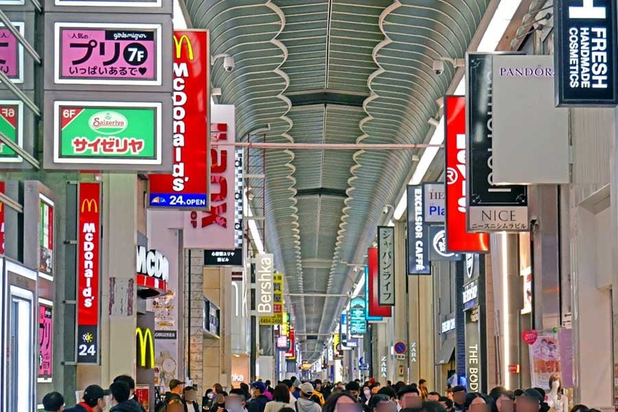 大阪を代表する「ホコテン」(歩行者専用道路)の心斎橋筋商店街。大阪市中央区。大阪市内各地で生まれる新たな「ホコテン」とは(画像:若杉優貴)
