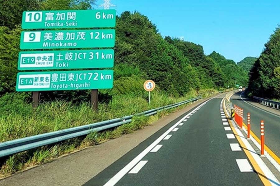 東海環状道に設置されているIC案内看板（画像：写真AC）