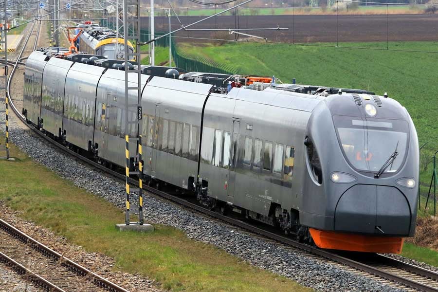テスト走行を行う中国CRRC製電車「シリウス」(画像:橋爪智之)