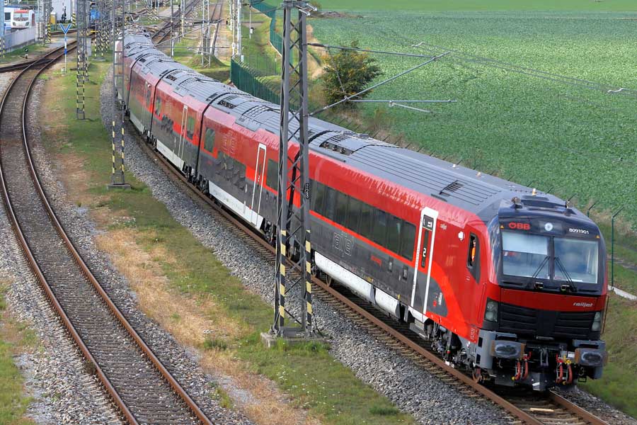 オーストリアの特急列車レイルジェットの新型車両（画像：橋爪智之）