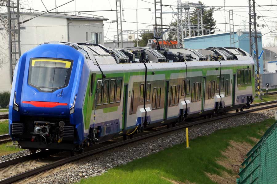 完成したばかりの日立製トライブリッド車両「マサッチョ」（画像：橋爪智之）